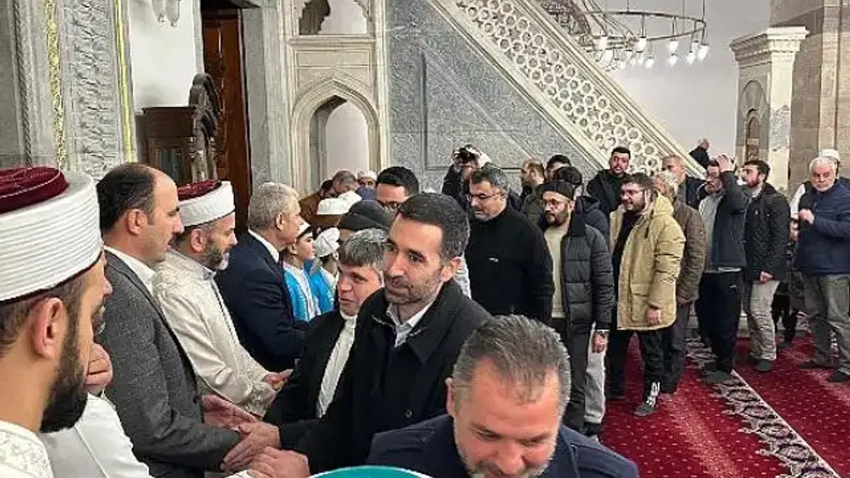 Vali Akın ve Başkan Altay Konyalıların Kandil Bereketine Ortak Oldu