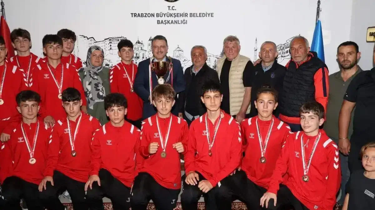 Trabzon'da Başkan Genç, şampiyon takımı ağırladı