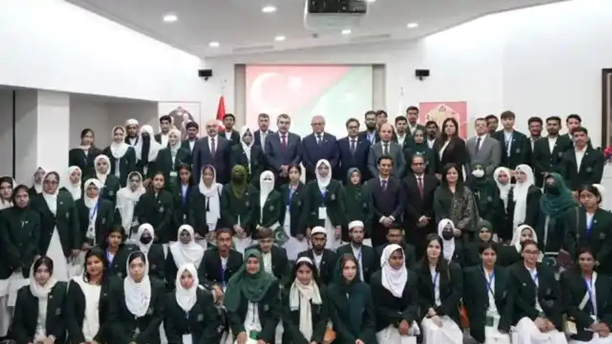 Bakan Tekin Pakistanlı öğrencileri kabul etti