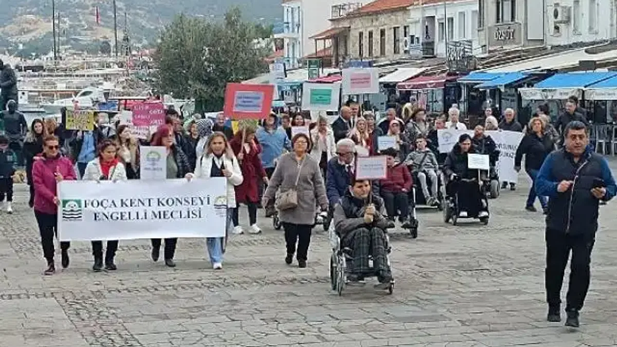 Foça'da Engelliler Farkındalık İçin Yürüdü