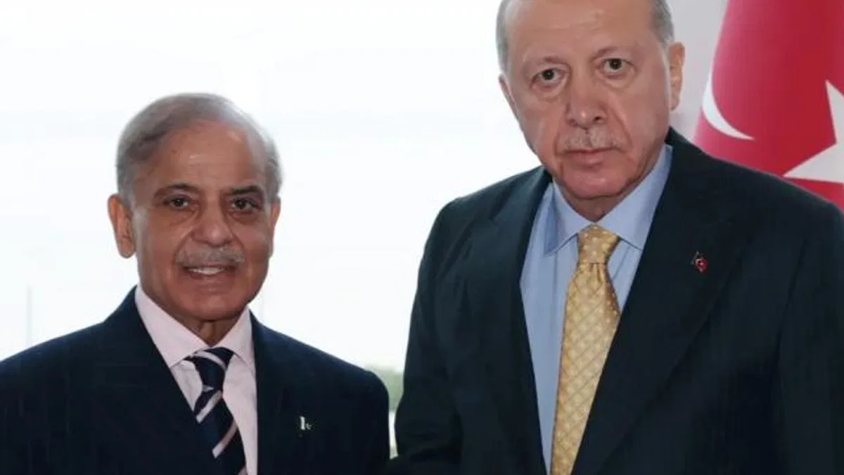 Cumhurbaşkanı Erdoğan, Pakistan Başbakanı Şahbaz Şerif ile Bakü’de görüştü