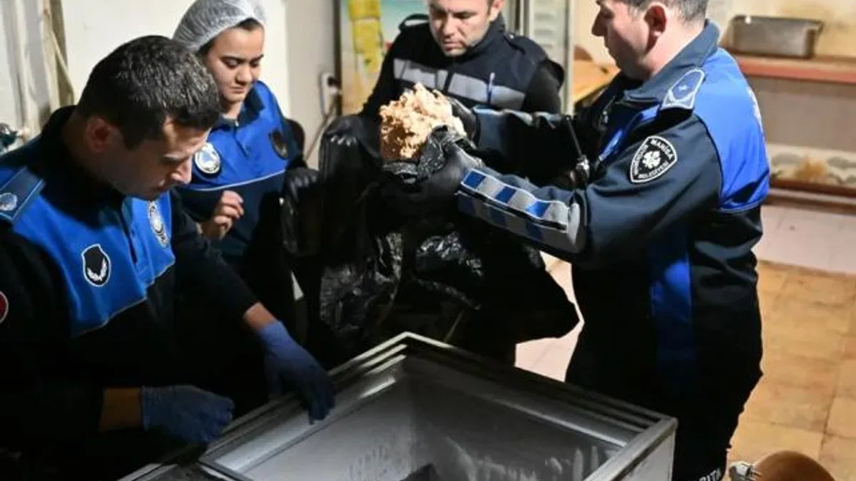 Manisa'da 150 kilo pişmiş tavuk eti ele geçirildi! İşletme mühürlendi