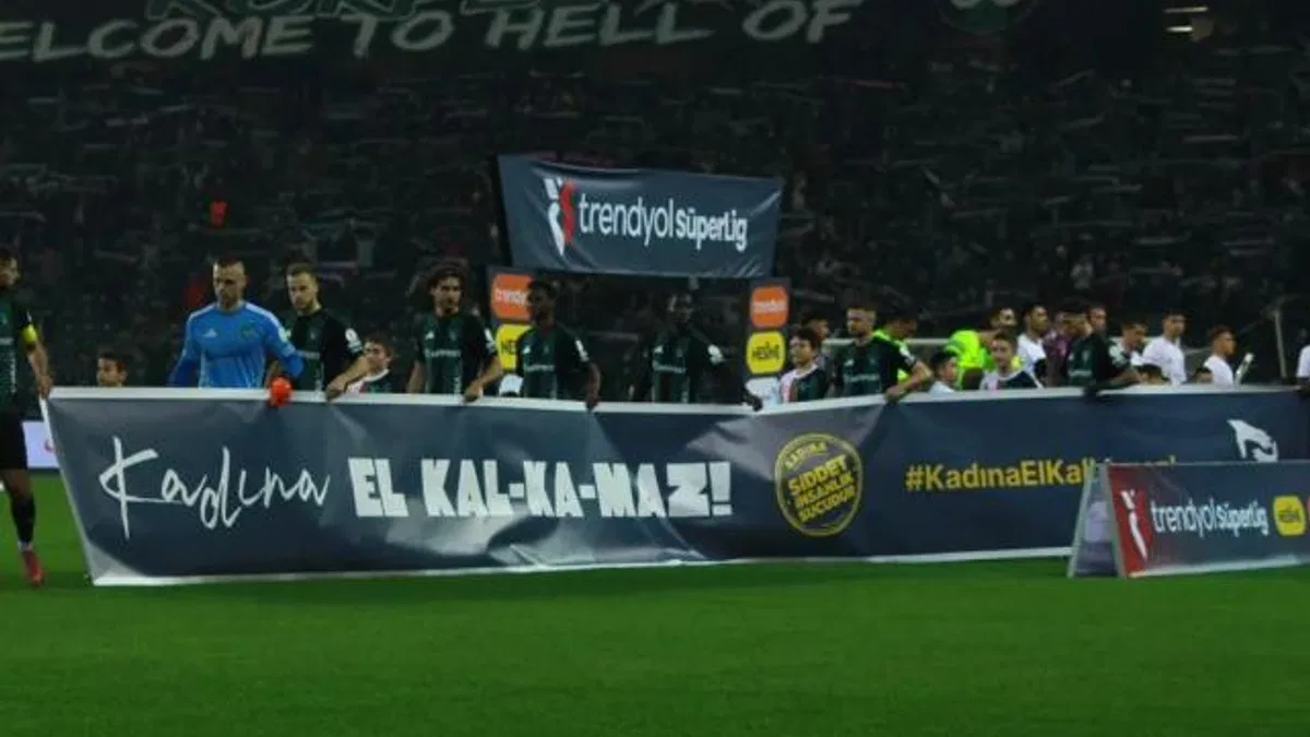 Kocaeli Stadyumu'nda futbolcular kadına şiddete karşı birleşti