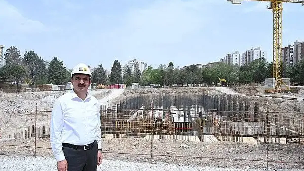 Başkan Altay: "Mevcut Ağaçlara Göre Şekillendirerek Türkiye'nin En İkonik Kütüphanesini Gençler İçin Yapıyoruz"
