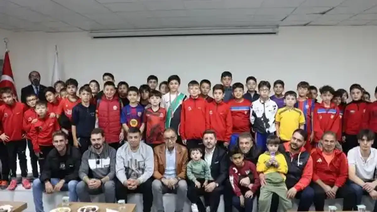 Rasim Arı'dan minik futbolculara krampon