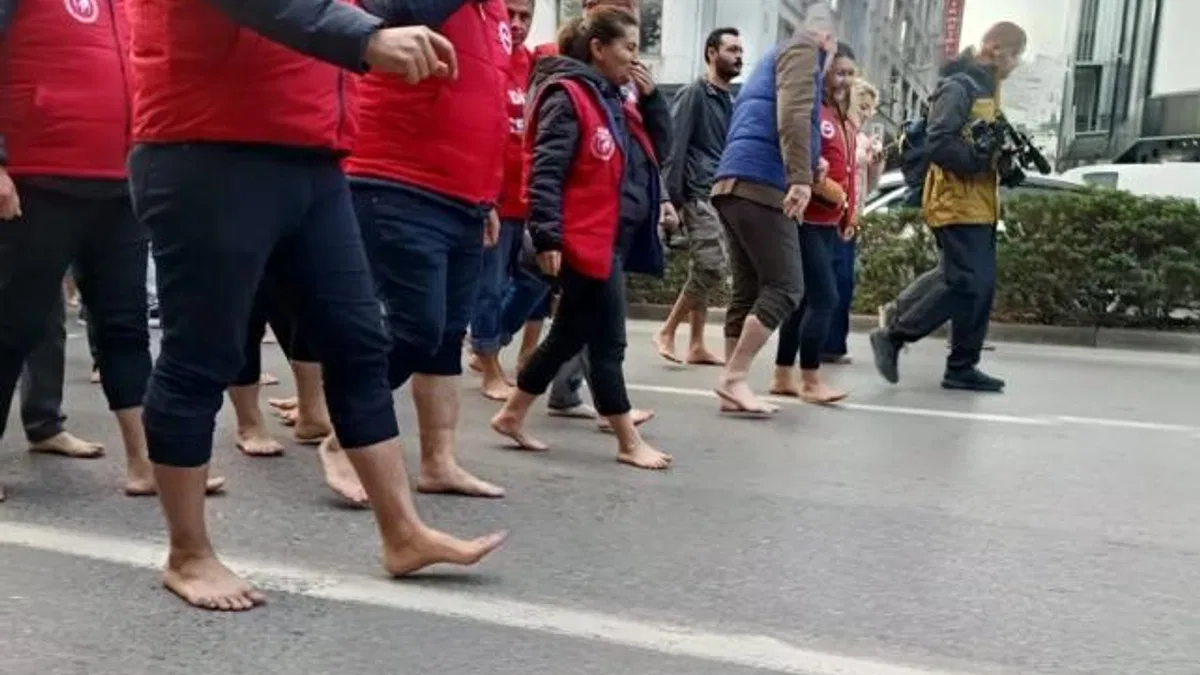 İzmir'de çıplak ayaklı protesto!