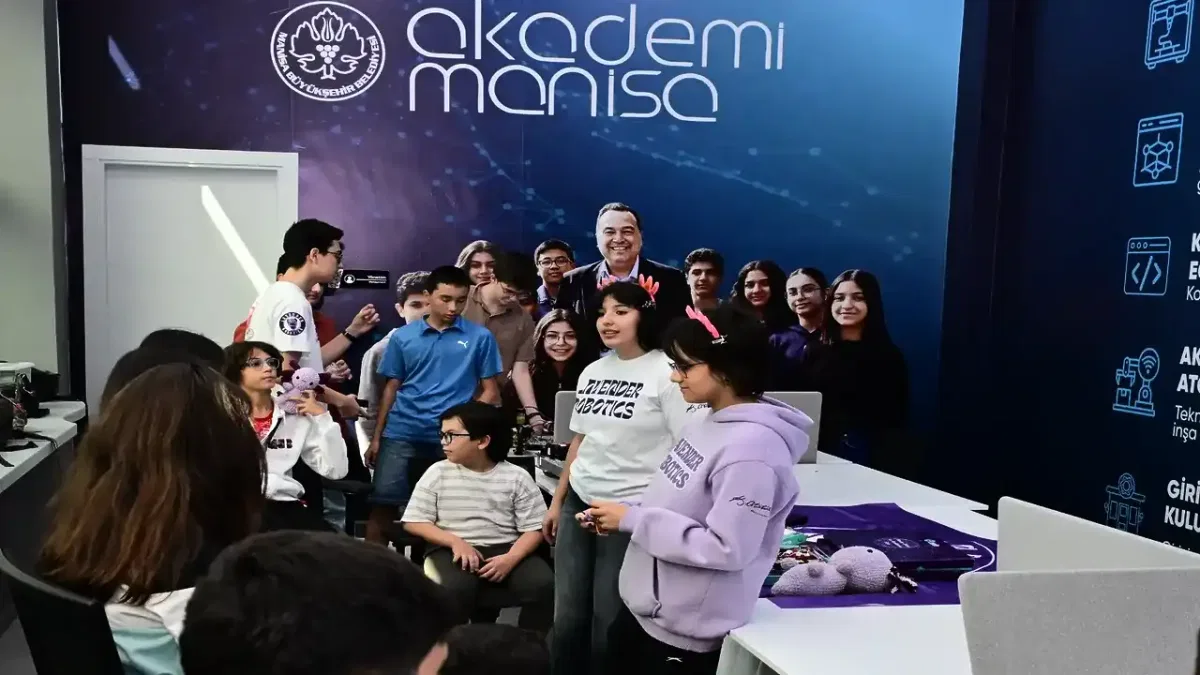 Akademi Manisa gençlere robotik ve mühendislik anlattı