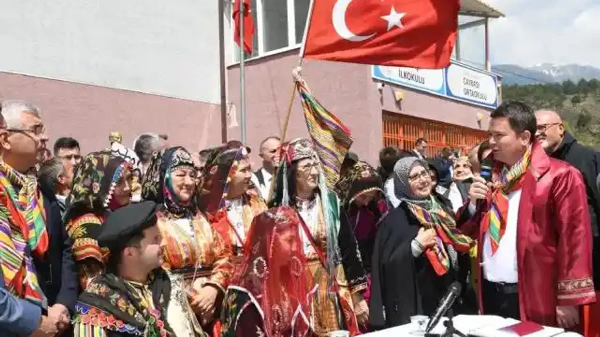 Bursa Osmangazi'de asırlık köy düğünü fethettti!