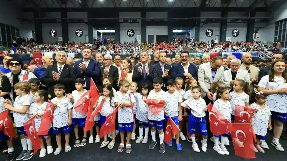 İBB Fatih Spor Kompleksi yeni çehresiyle açıldı