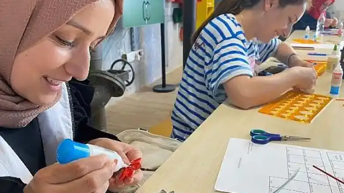 Quilling kâğıtlarını sanata dönüştürdüler