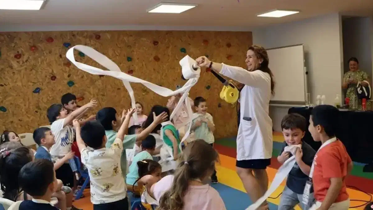 İstanbul'da minikler bilimin renkli dünyasını eğlenerek keşfediyor
