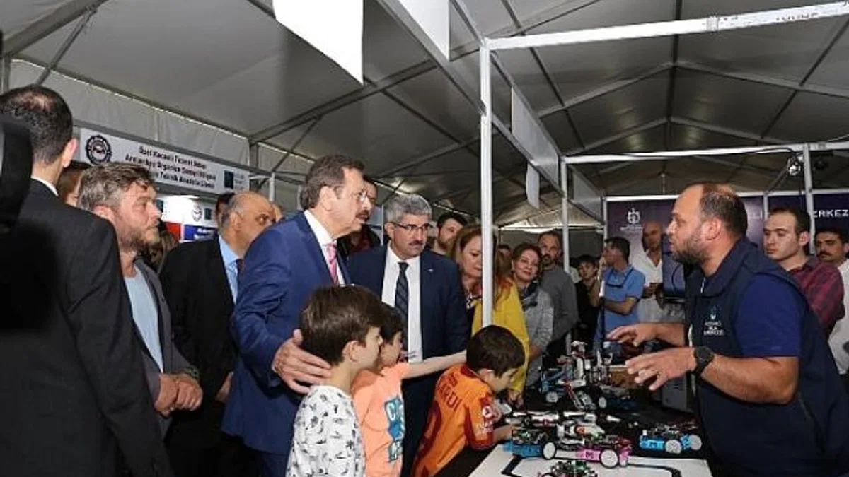 Hisarcıklıoğlu'dan Bilişim Fuarı'na tam not