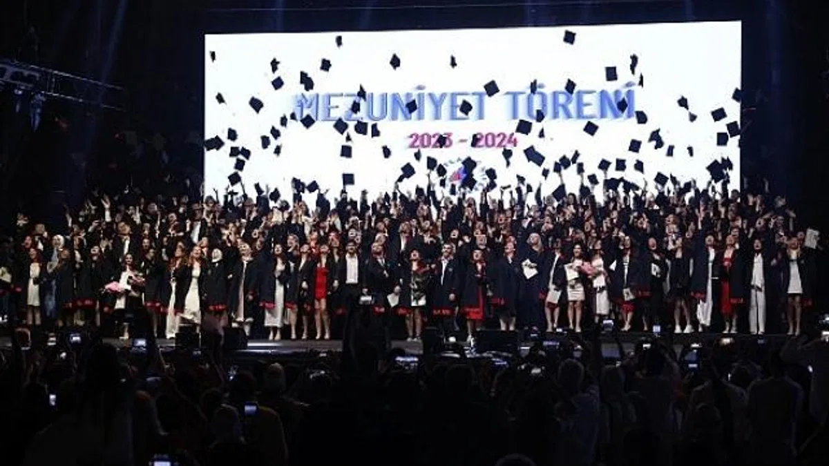 İstanbul Atlas Üniversitesi'nde mezuniyet sevinci