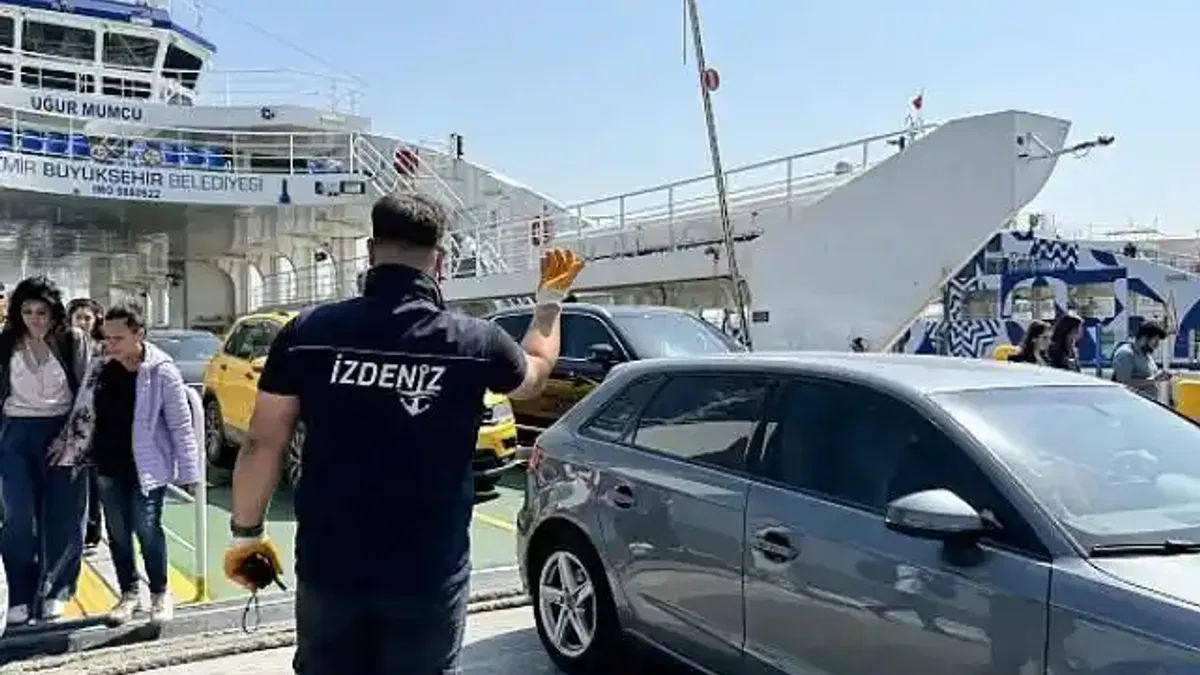 İZDENİZ'den yolculara önemli uyarı: Yolculuk bitmeden ayağa kalkmayın!