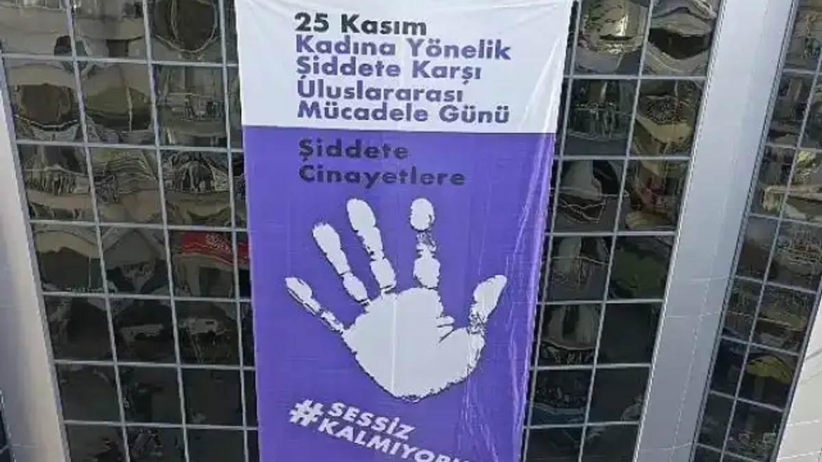 Konak'tan şiddete karşı dev afiş: Sessiz kalmıyoruz!