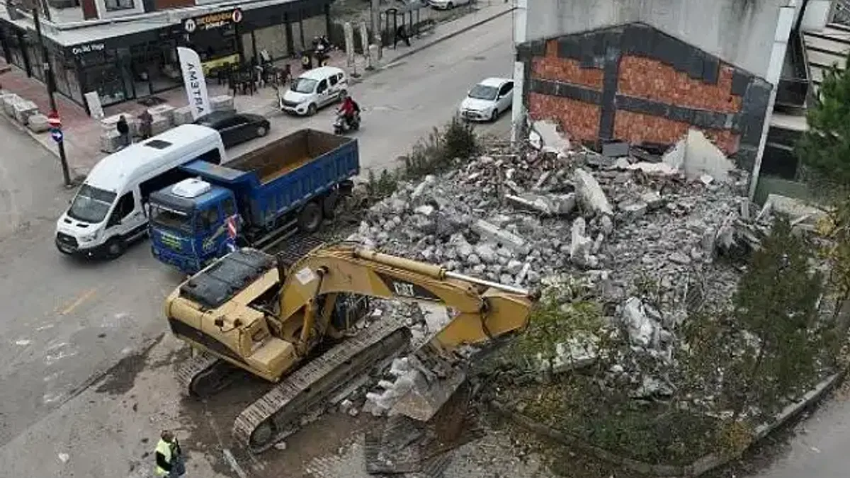 Yeşilova'ya nefes aldıracak proje için yıkıma başlandı