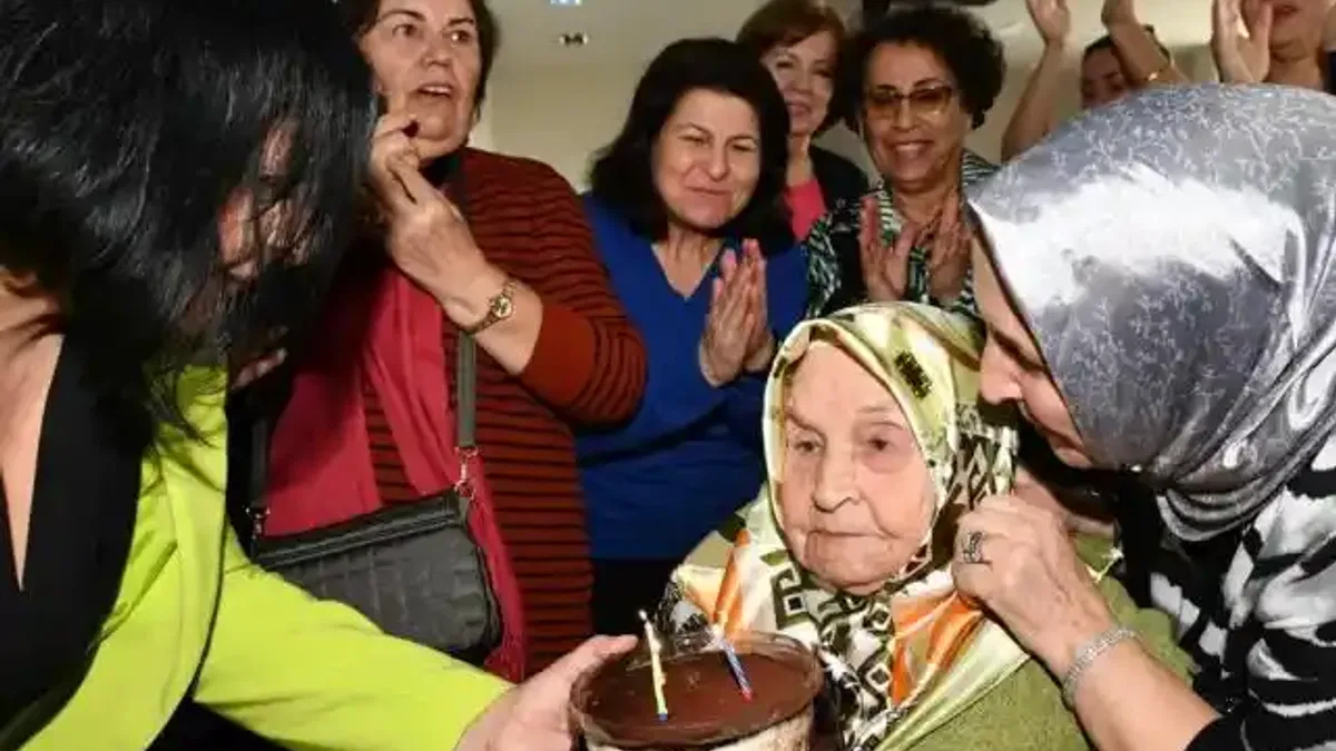 103 yaşındaki Hüsniye Teyze'ye sürpriz doğum günü