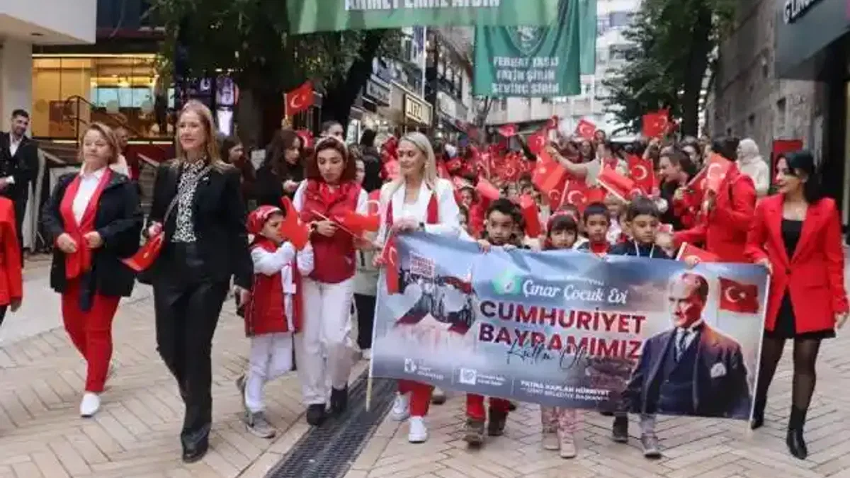 İzmit’te Cumhuriyet Korteji çocukların adımlarıyla renklendi