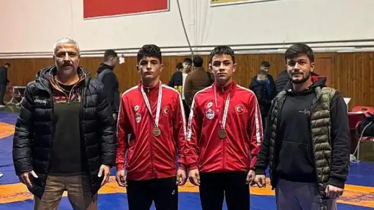 Kahramankazan Belediyespor Güreş Takımı, Ankara Okullar Arası İl Şampiyonası'ndan madalyayla eve döndü