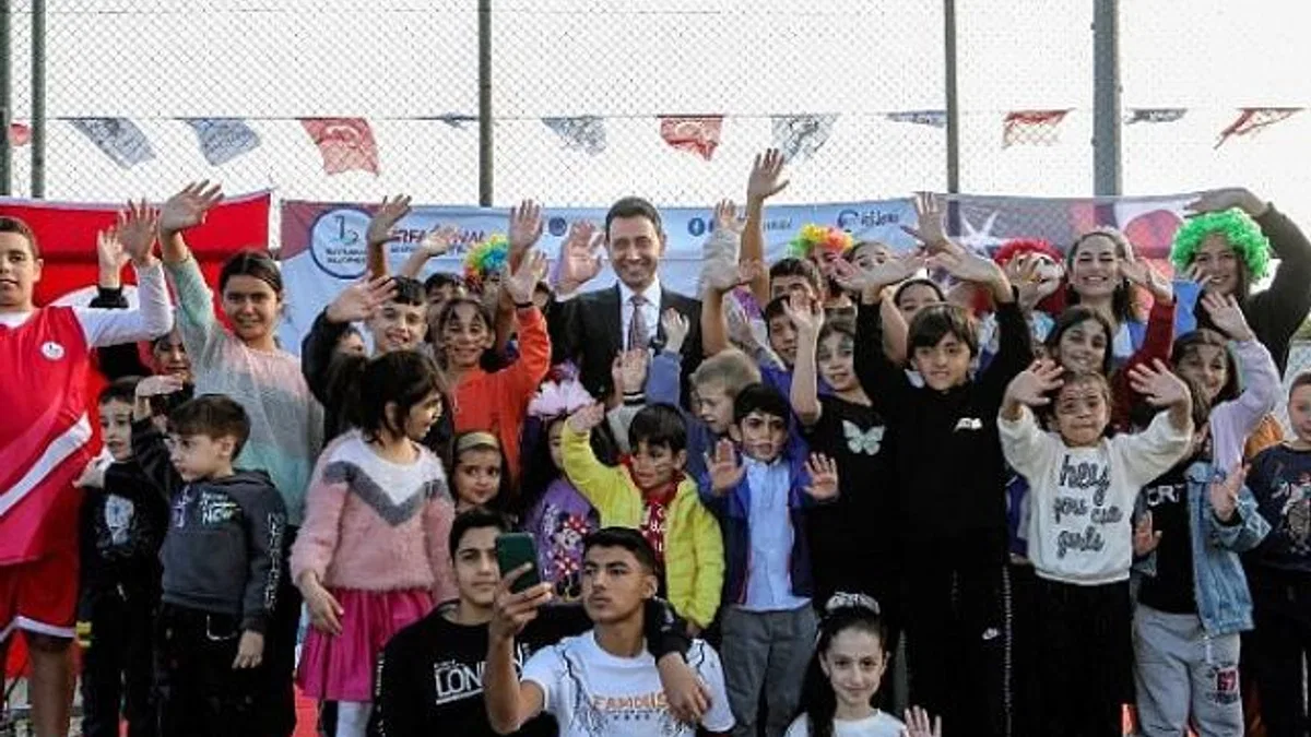 Bayraklı'da çocuklar mahalle şenliğinde buluştu