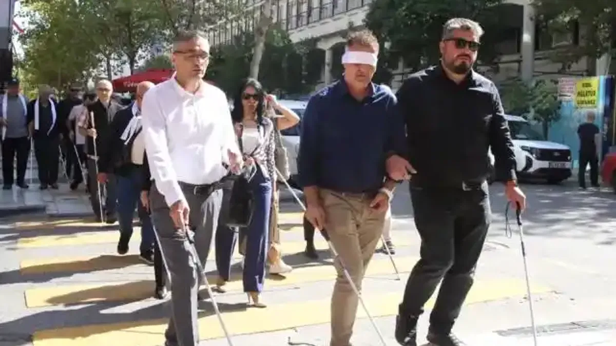 Manisa’da 'beyaz baston'la farkındalık yürüyüşü