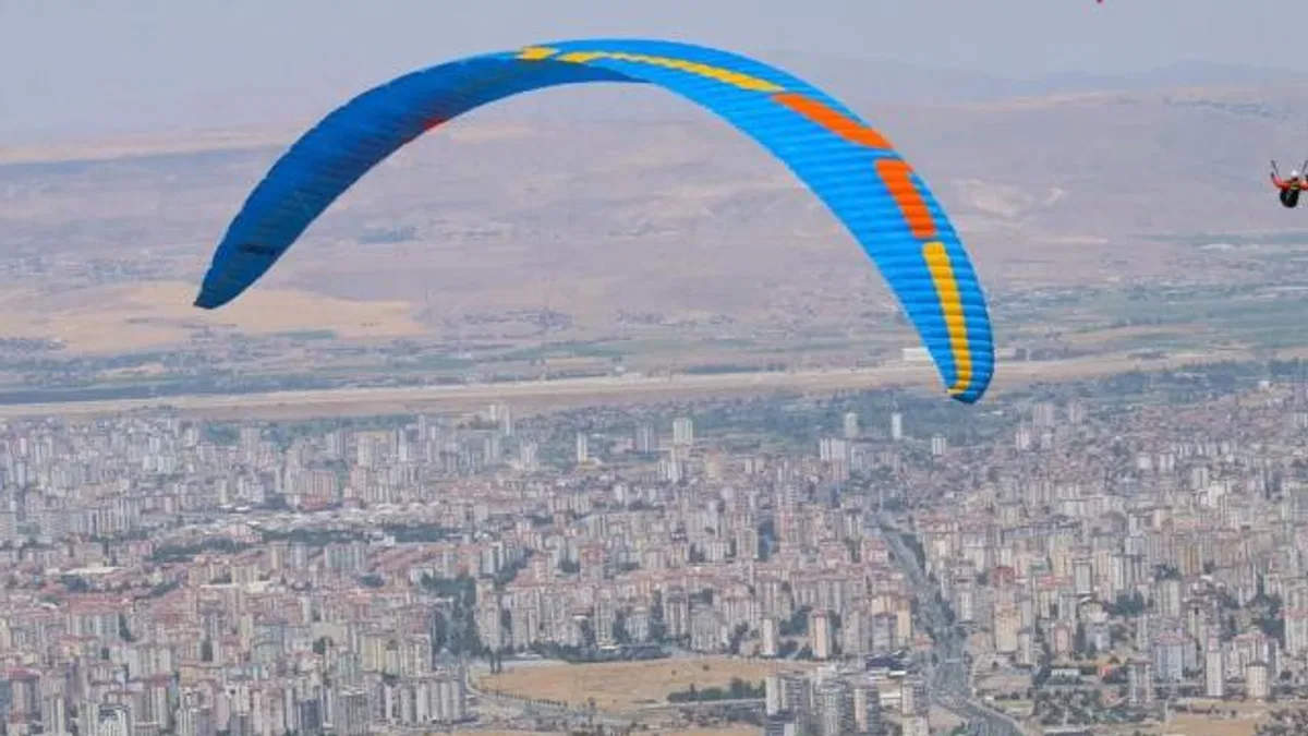Kayseri'de yamaç paraşütçüleri kıyasıya yarıştı