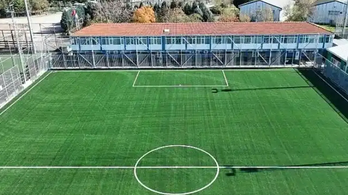 Vinsan'da yeni futbol sahası gün sayıyor