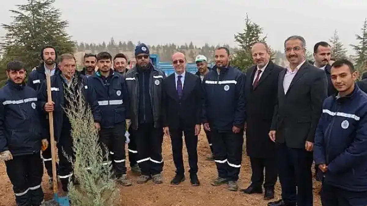 Selçuklu Belediye Başkanı Ahmet Pekyatırmacı, 11 Kasım Milli Ağaçlandırma Günü dolayısıyla düzenlenen fidan dikim etkinliğine katıldı.