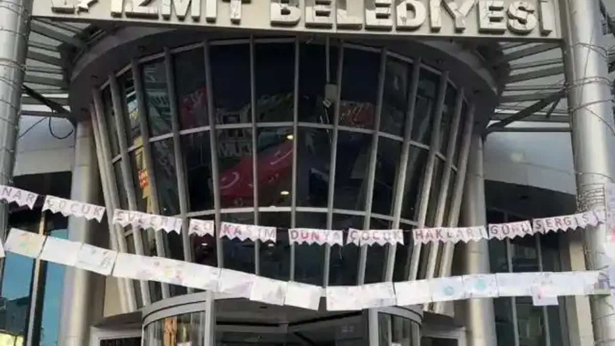 İzmit'te çocukların eserleri belediyede, mutlulukları ekranda