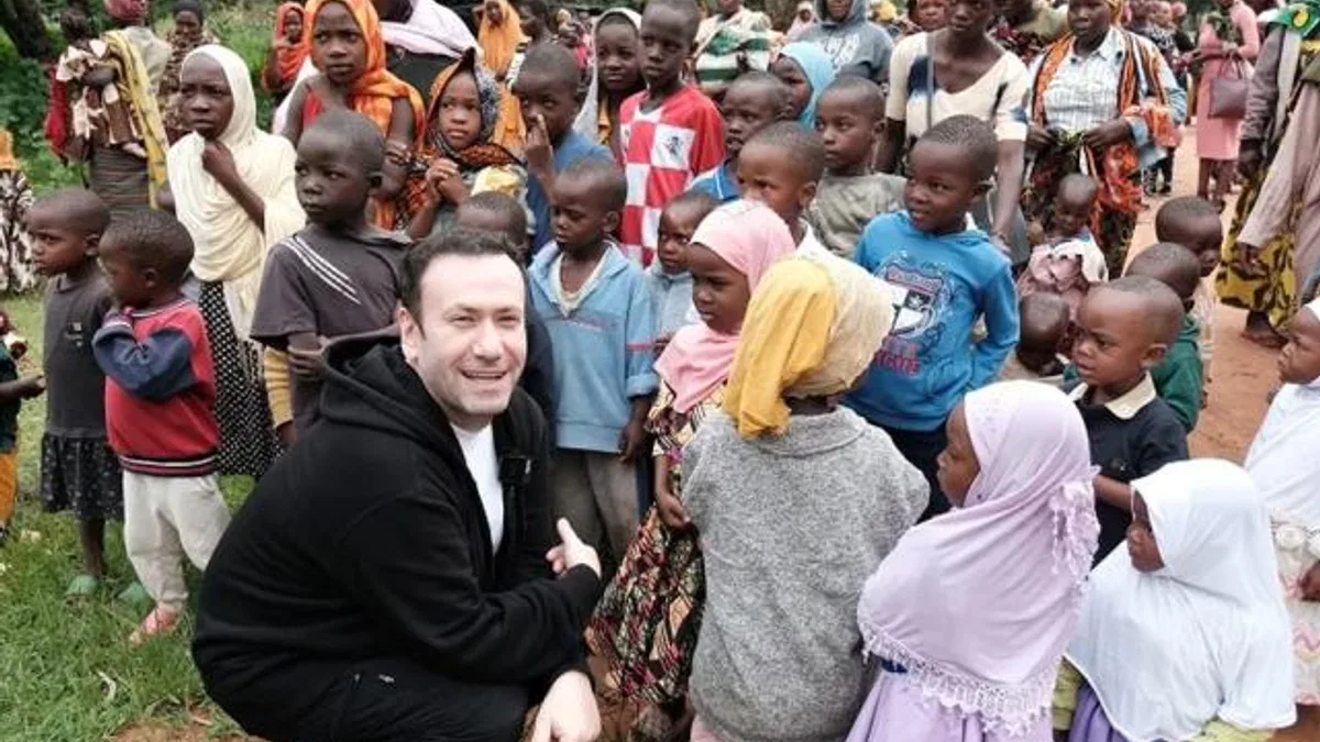 Ünlü iletişimci Özgür Aras'tan Afrika’ya umut taşıyan yolculuk