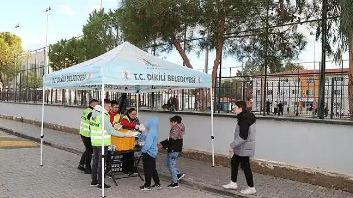 Başkan Kırgöz'den öğrencilere simit ve ayran ikramı