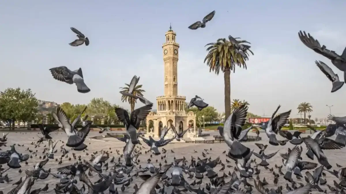 İzmir'in Zamansız Nefesi: 125 Yıllık Saat Kulesi