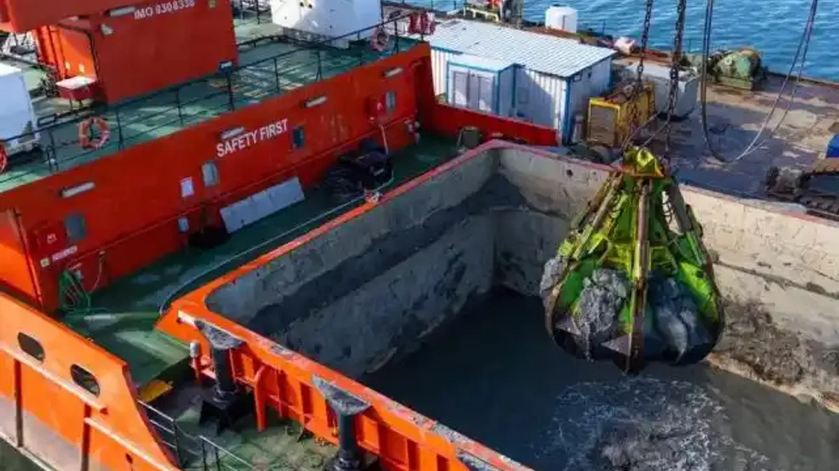 İzmir Körfezi'nden 1 milyon ton çamur çıkarıldı