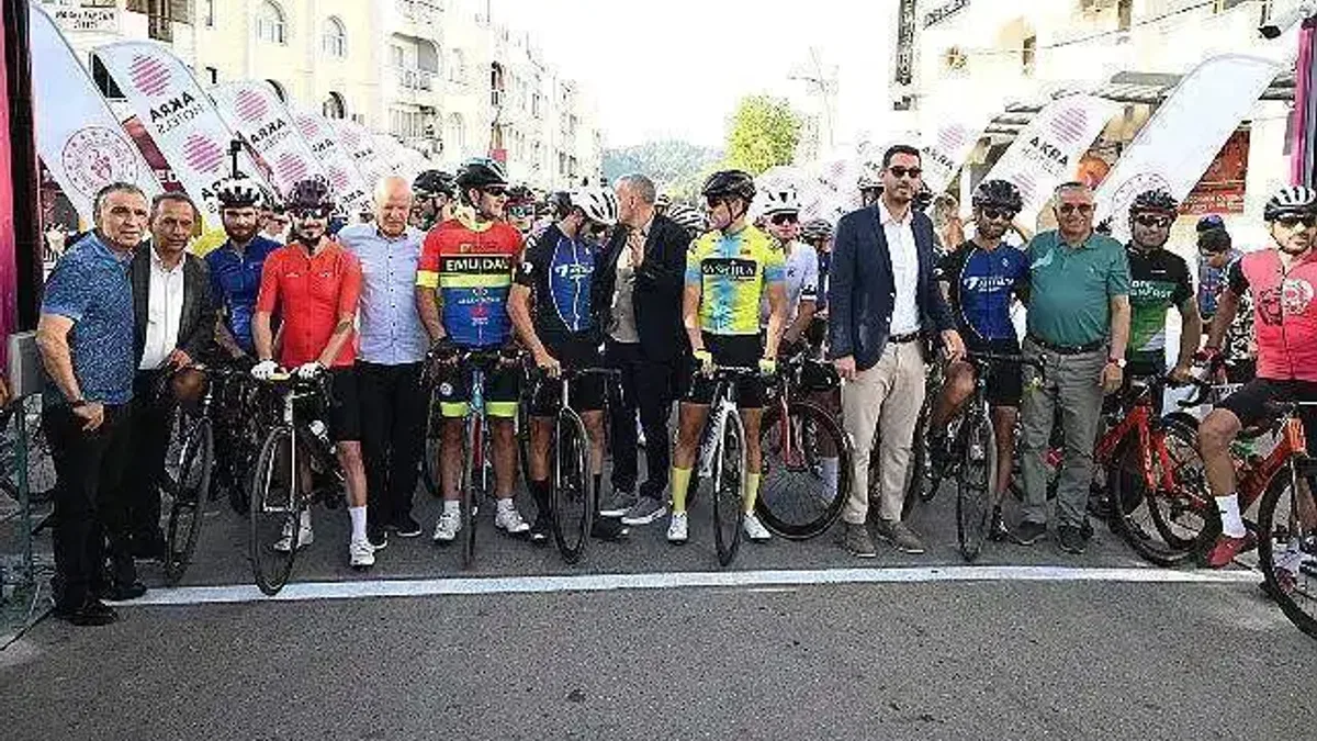 580 sporcu Kemer'de pedal çevirdi