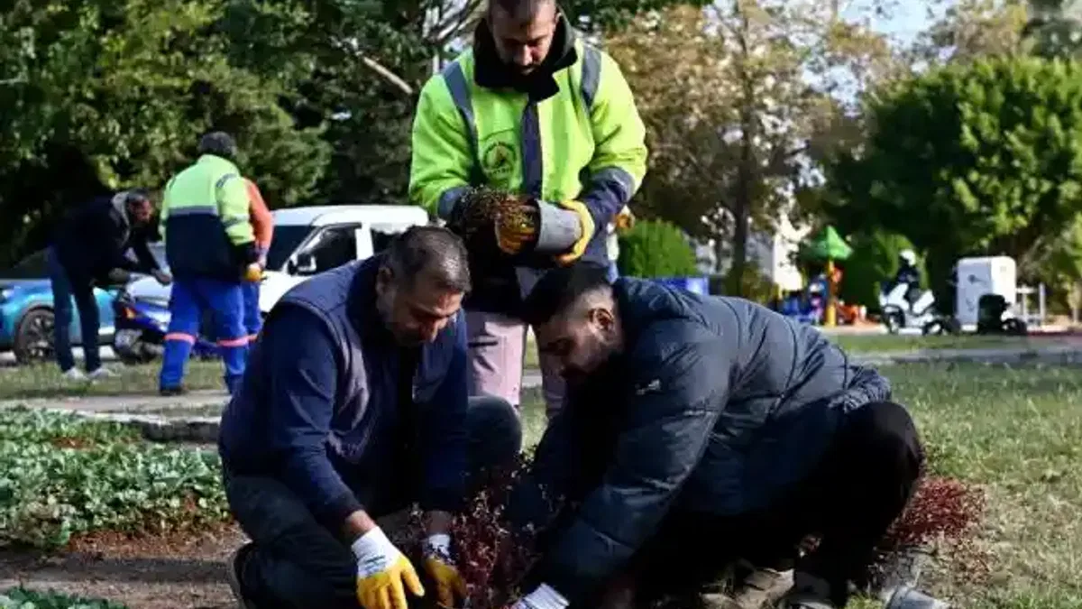 Antalya Muratpaşa'da Trafik Parkı çiçek bahçesine dönüştü