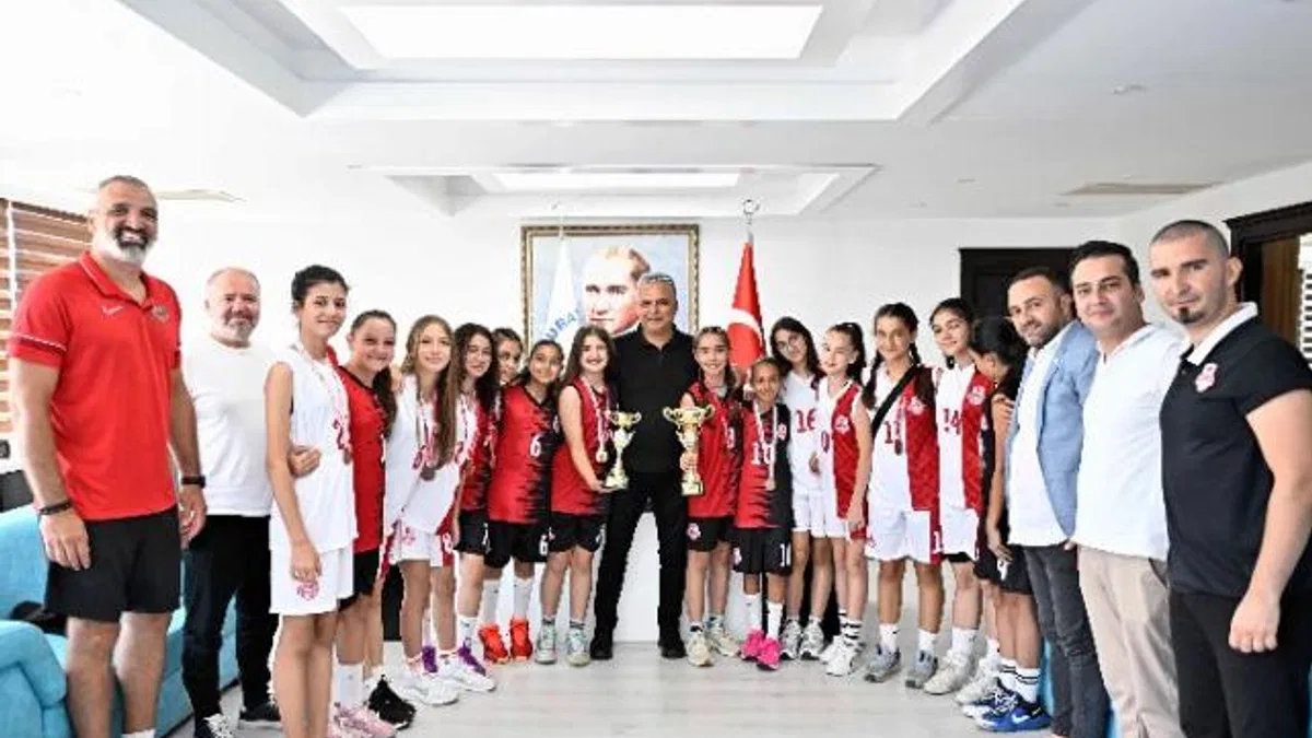 Şampiyon kızlardan Başkan Uysal'a ziyaret