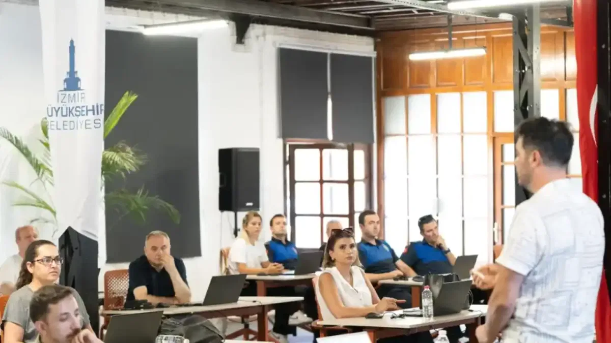 İzmir'de esnaf temsilcilerine yapay zekâ eğitimi