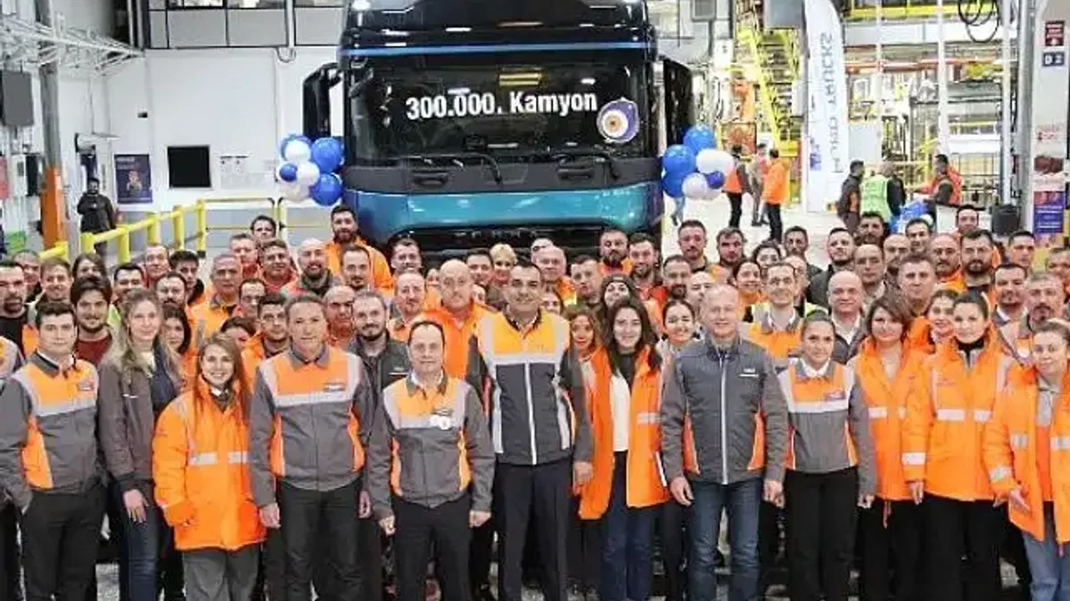 Ford Trucks 300 Bininci Kamyonunu Hattan İndirdi