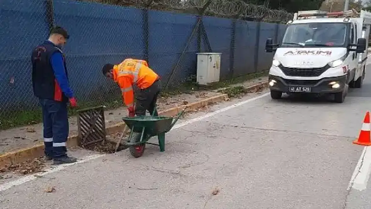 Büyükşehir'den mazgal ve menfez temizliği