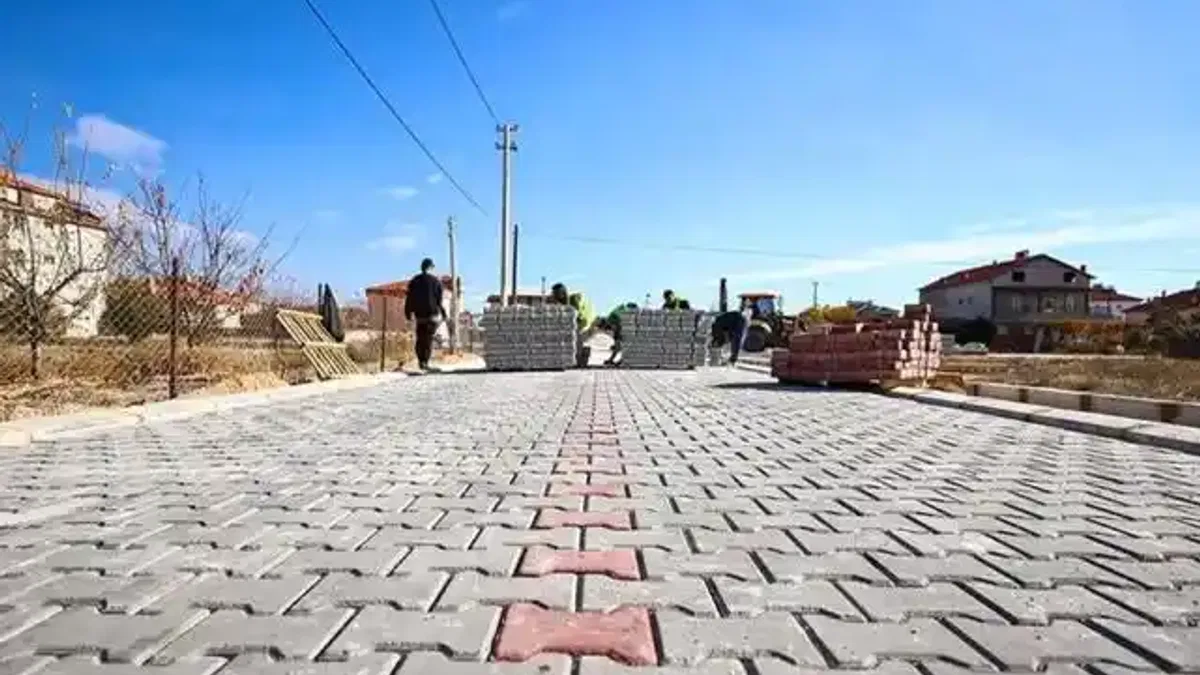 Denizli Büyükşehir’den Çivril’e 100 bin metrekarelik kilit parke yatırımı