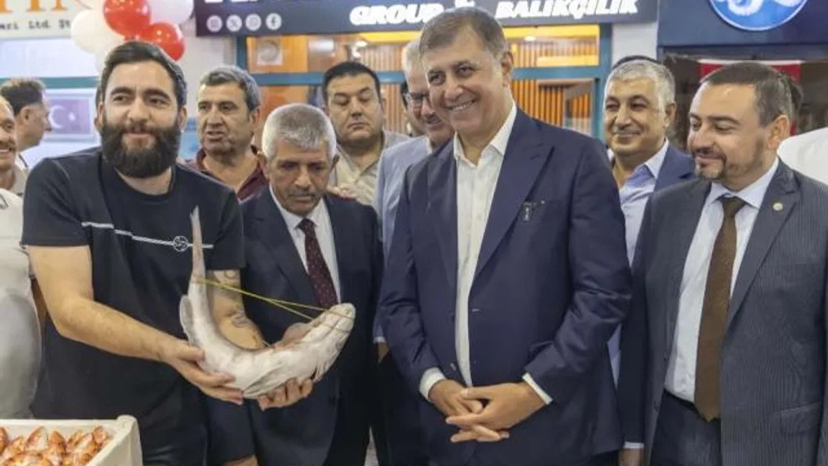İzmir'de sezonun ilk balıkları mezatta satıldı