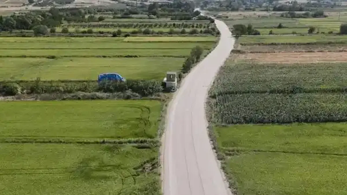 Balıkesir Büyükşehir'den hizmet bekleyen yollarda yoğun mesai
