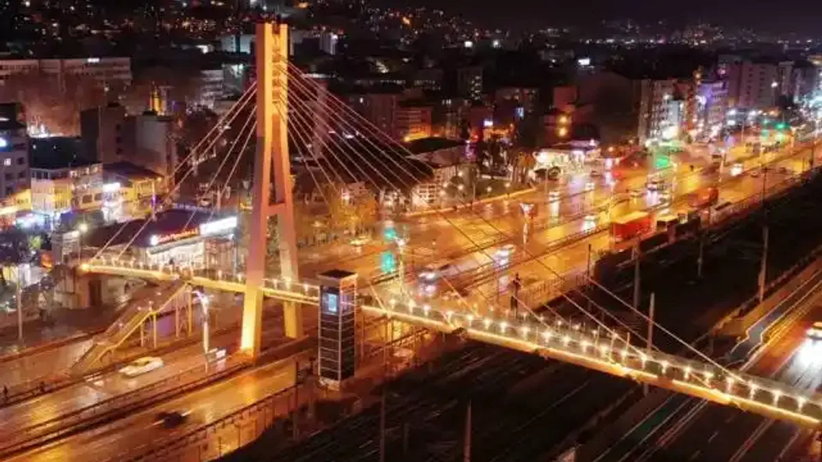 Kocaeli'de üst geçitler turuncuya büründü