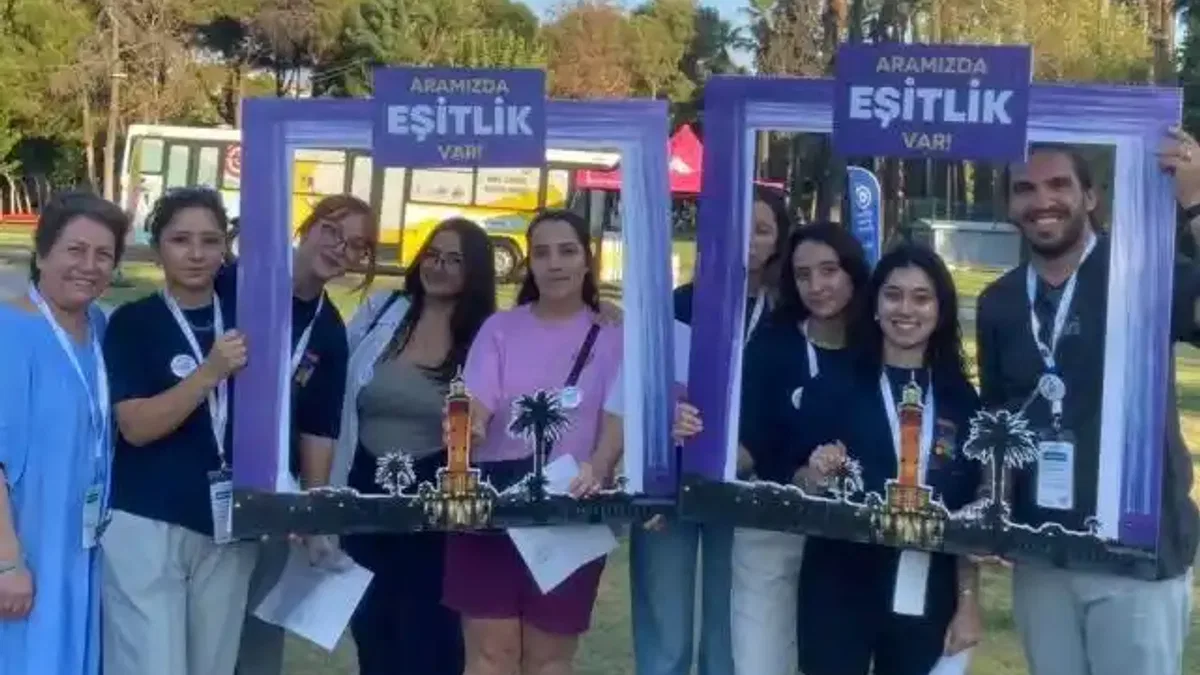 Çocuklar, gençler ve kadınlar İEF'nin tadını çıkarıyor