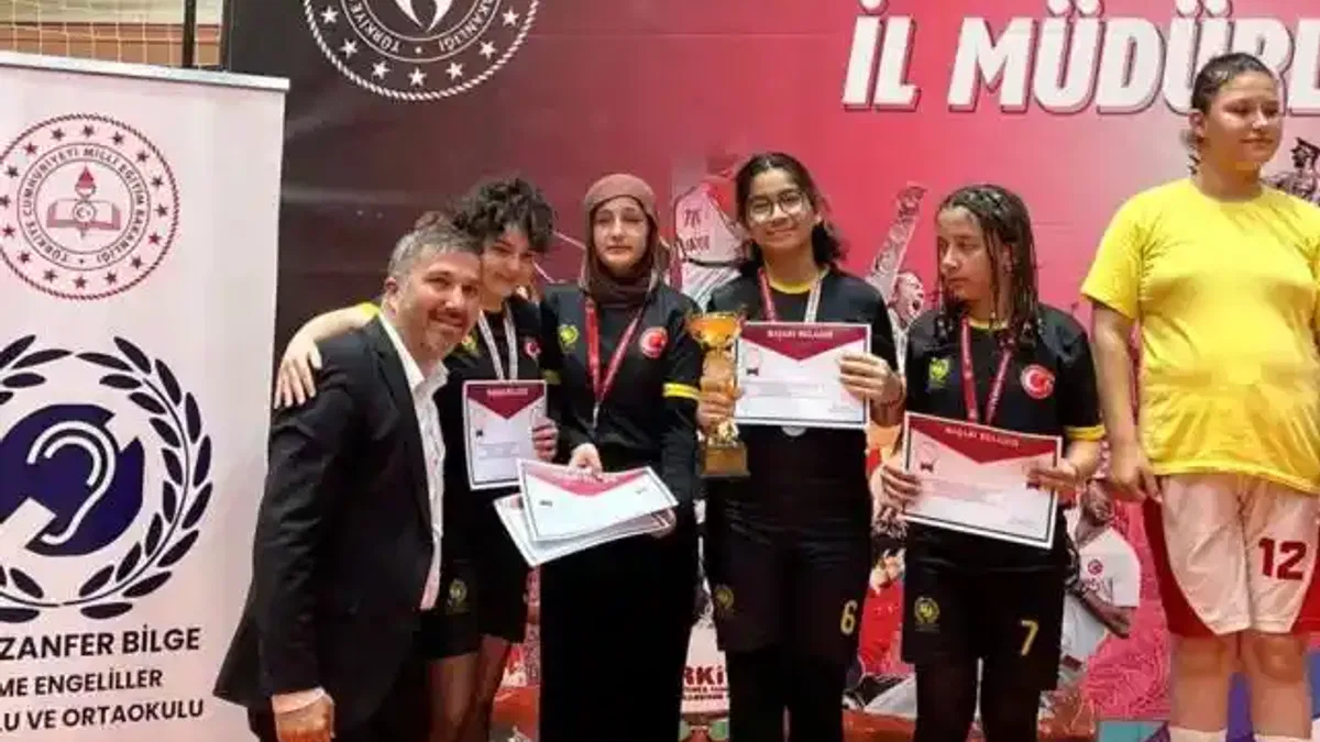 Karamürsel’in işitme engelli öğrencileri masa tenisinde Türkiye'yi gururlandırdı