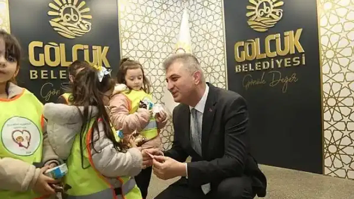 Minik Öğrencilerden Başkan Sezer'e Sürpriz Hediye