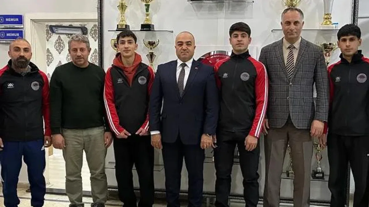 Ağrılı halterciler Mersin'de madalyaları topladı
