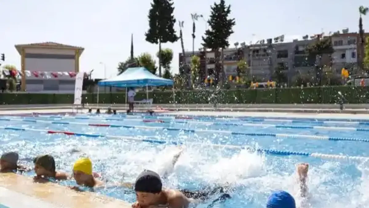 Mersin’de 7’den 70’e Herkes Eğlenerek Yüzme Öğreniyor
