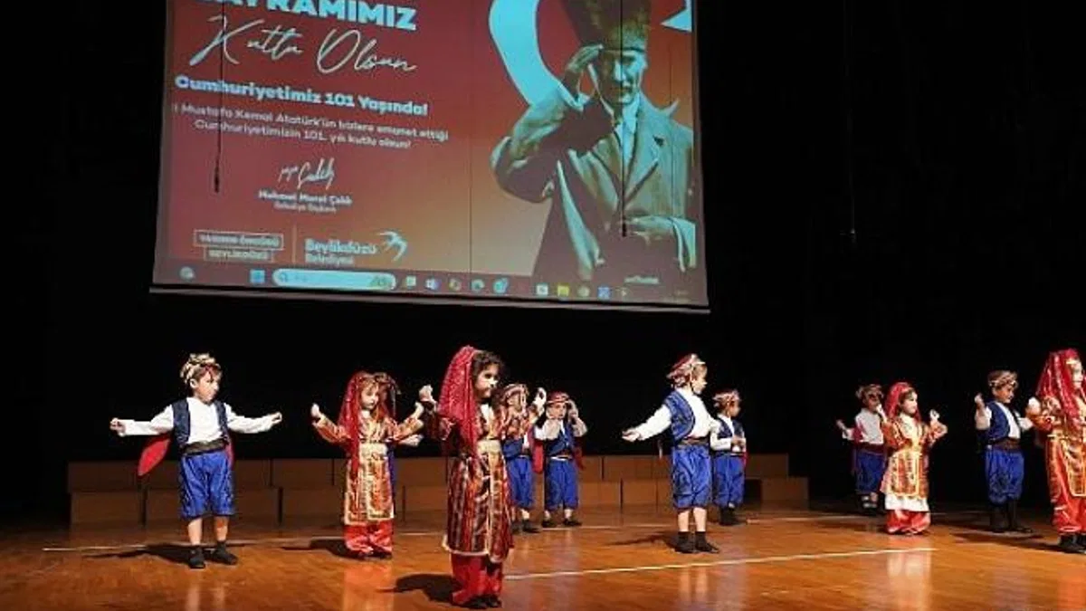 Beylikdüzü'nde Minik Öğrenciler 29 Ekim Ruhunu Yaşattı