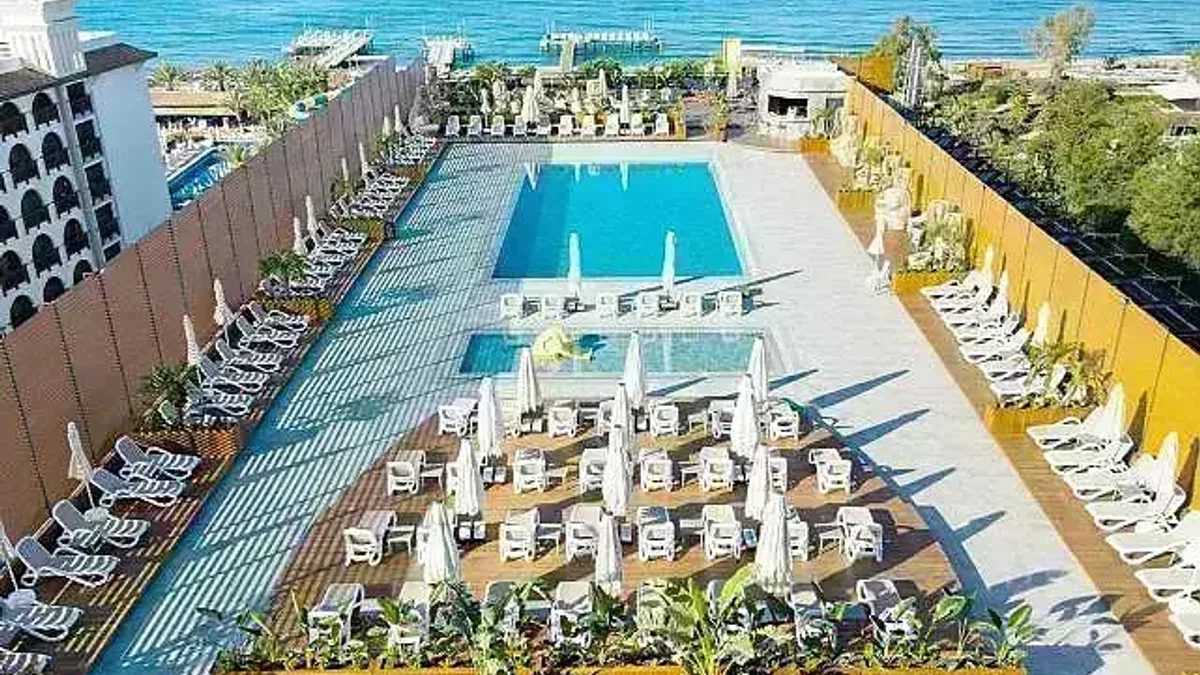 Bera Alanya Otel Yeni 'Gökyüzü Havuzu' İle Sezonu Açtı